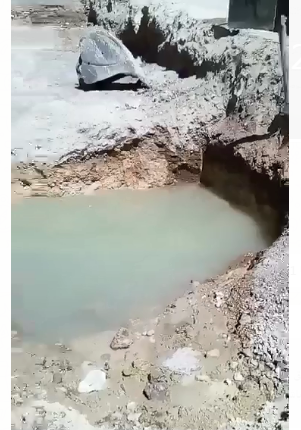 بالفيديو .. تفجر بئر مياه يحول دون استكمال إعادة تأهيل مركز صحي القادسية .. وثائق