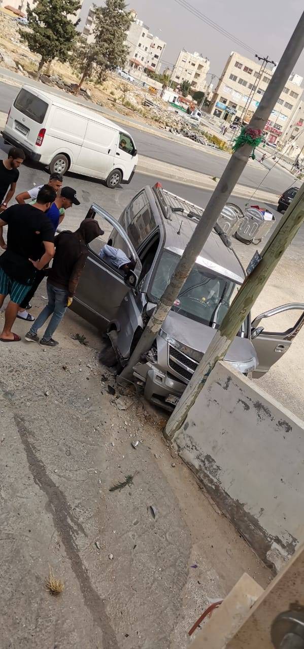 حادث تصادم مركبة في عامود كهربائي في طبربور ...صور