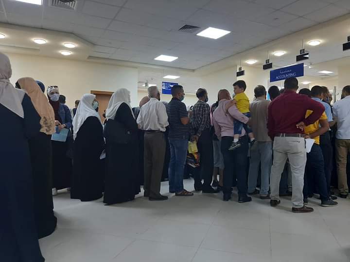 عيادات السلط الجديدة، بلا تباعد وقلة بالموظفين.