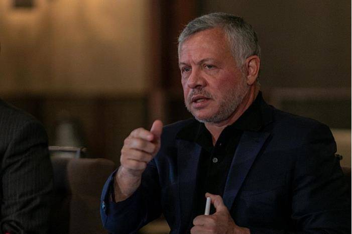 جلالة الملك يتفقد مطار الملكة علياء