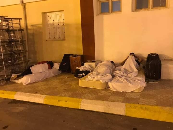 عاجل : بعد وصولهم الى الجزائر .. طلبة أردنيين يفترشون الممرات والشوارع لعدم توفر غرف حجر صحي لهم .. صور