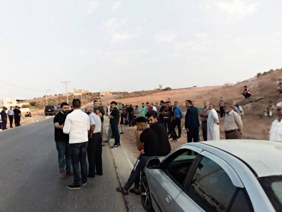 عاجل ..وقفة احتجاجية لعدة مناطق في اربد  يطالبون وزارة الأشغال العامة بالتدخل في شارع وادي تقبل