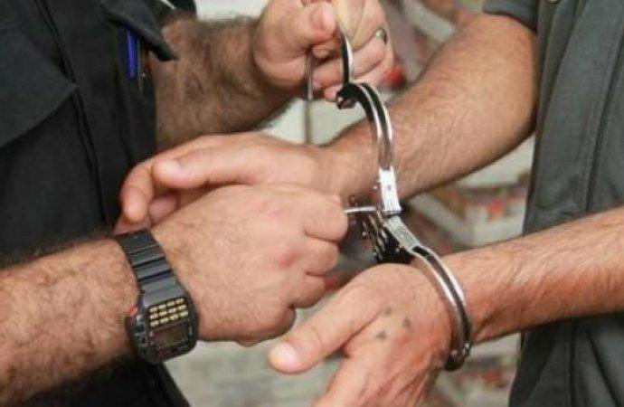 ضبط سائق أخرج ساقه من النافذة أثناء القيادة