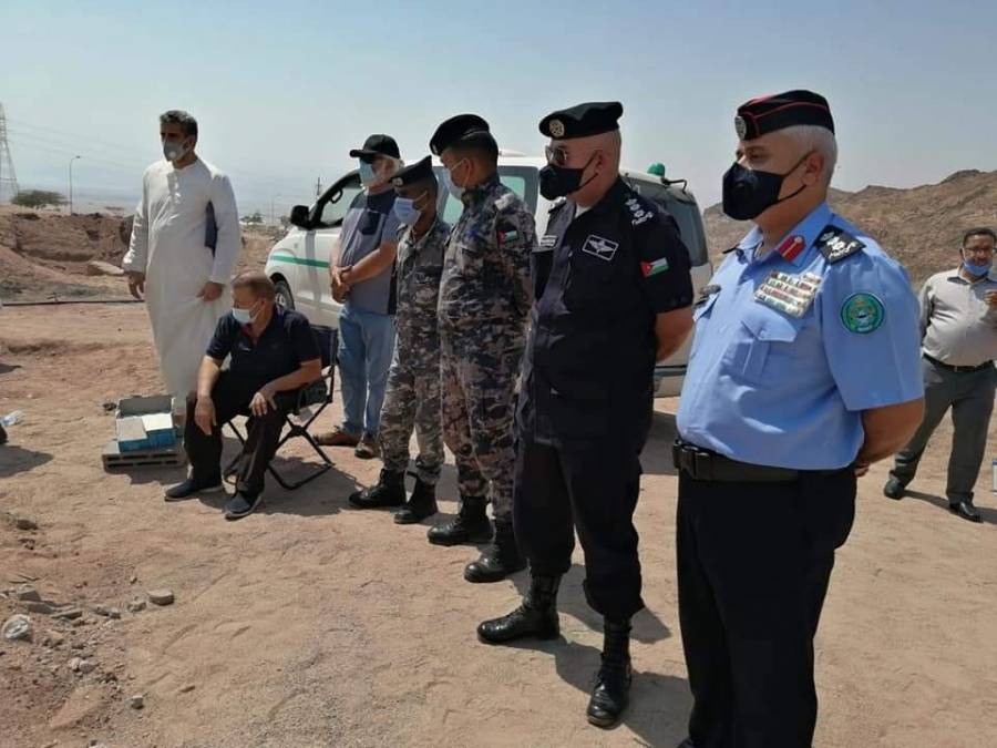 مديرية الأمن العام تستجيب لنداء مواطن يريد دفن والده في العقبة... صور