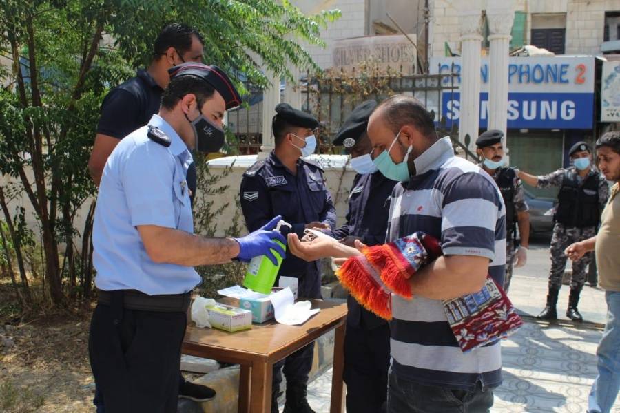 انتشار واسع وجهود كبيرة للأمن العام لمواصلة حملاته التوعوية والرقابية امام مساجد المملكة .