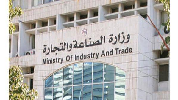 غرفة صناعة والتموين : مخالفة 9 منشآت تجارية و27 مواطنا لعدم التزامهم بأوامر الدفاع في الزرقاء