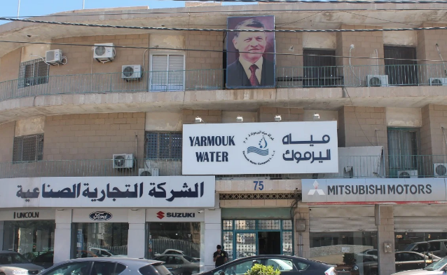 الامن يحرر مركبة تابعة لمياه اليرموك بعد احتجازه من قبل محتجين على انقطاع المياه