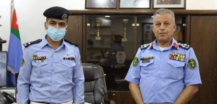 العميد الصعوب يكرم الوكيل وائل بعد منعه لشخص يريد  إشعال النيران في نفسه