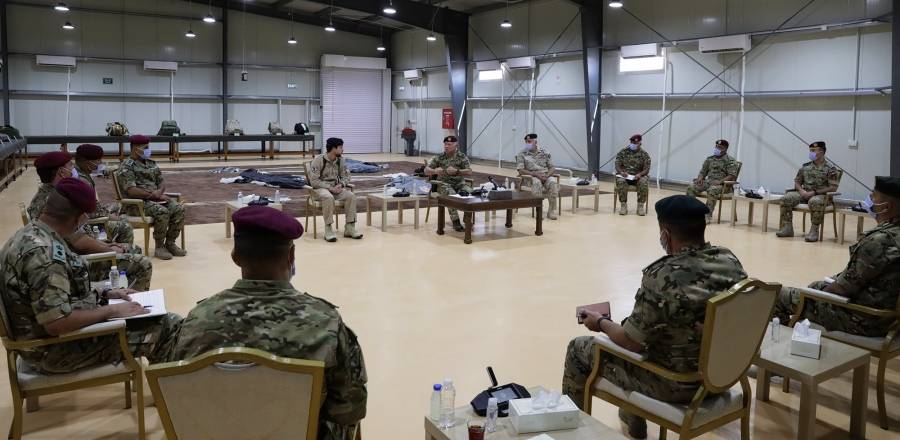 الملك يؤكد اعتزازه بدور القوات المسلحة في حماية حدود المملكة