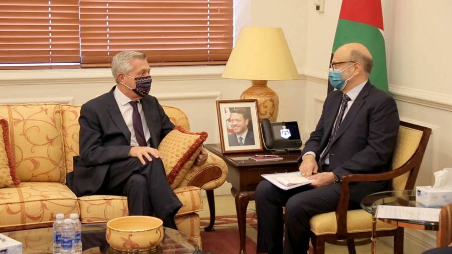 الرزاز يلتقي المفوض السامي للأمم المتحدة لشؤون اللاجئين