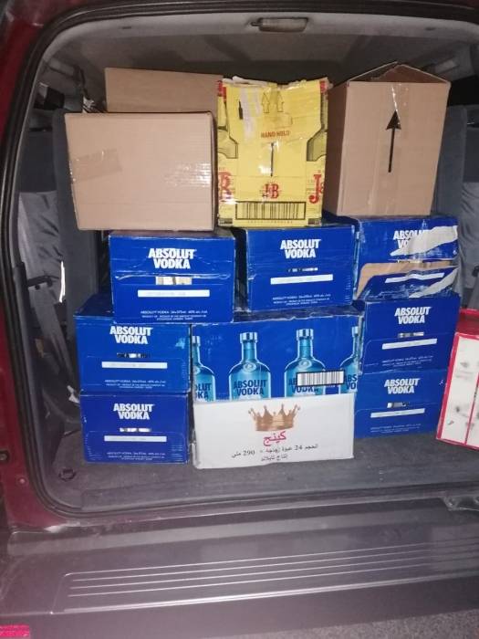 بالصور .. الجمارك تحبط تهريب ١٣٥٠  لتر من المشروبات الروحية