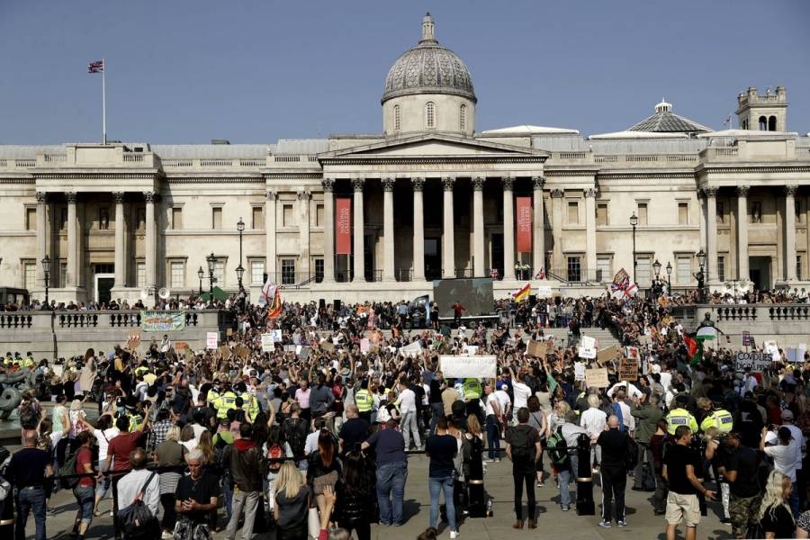 البريطانية: تعتقل 32 شخصاً إثر احتجاج عنيف مناهض للإغلاق