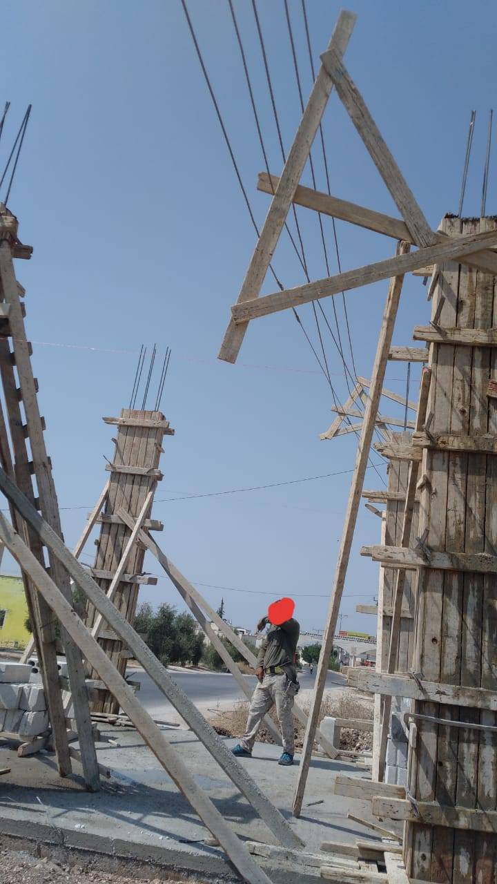 كهرباء اربد تستعين بالامن لوقف اعتداء بناء على شبكاتها... صور