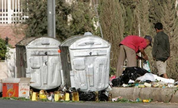 لماذا أقدمت امرأة على رمي طفلين في حاوية قمامة بعمان؟