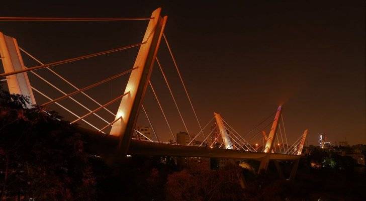 أمانة عمان تضيء جسر عبدون باللون البرتقالي في اليوم العالمي للسلام