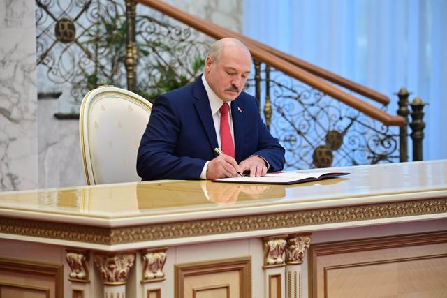 Embattled Belarusian leader holds secret inauguration