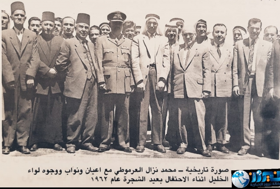 صورة من ذاكرة الوطن محمد نزال العرموطي متصرف لواء الخليل مع وجوه المدينة عام 1962