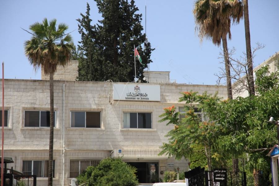 العدل تؤمن 1569 متهماً بمحامين لمساعدتهم قانونيًا أمام المحاكم