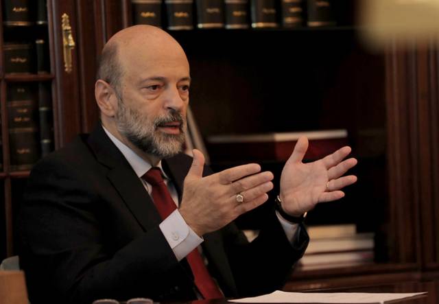 عاجل : الرزاز يتحدث عن شروط فتح قطاعات جديدة وانخراط الشباب بالزراعة