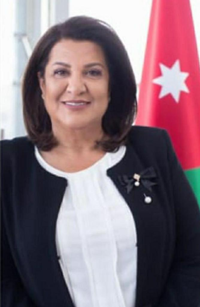 خولة العرموطي تدافع عن المرأة في الانتخابات النيابية.