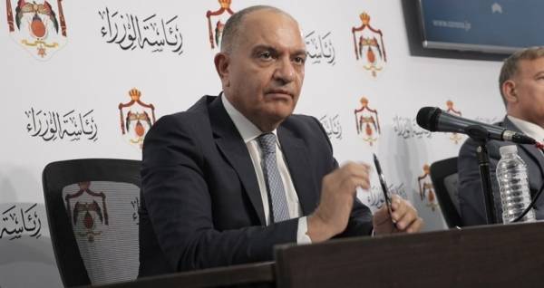 الحكومة: الوضع قد يفرض العودة للحظر الشامل