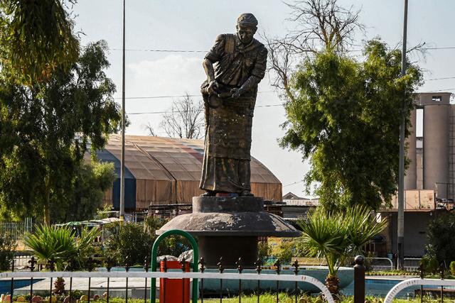 In Iraqs Mosul, new statues rise from ashes of Daesh rule