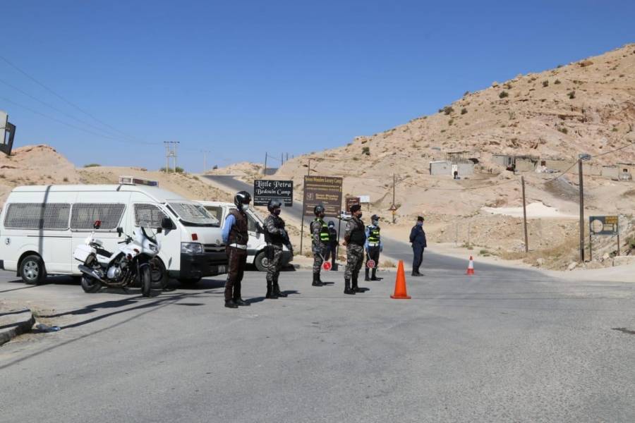 وحدات الأمن تواصل خدماتها خلال الحظر الشامل (صور)