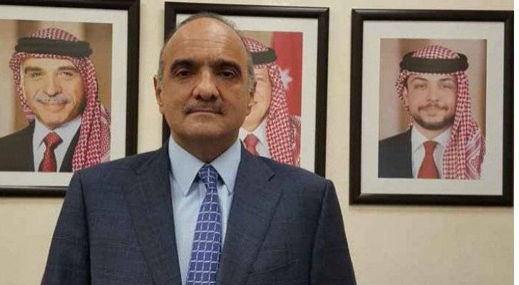 الخصاونة يزور مديرية الأمن العام ويؤكد دعم الحكومة المطلق للحملة الأمنية