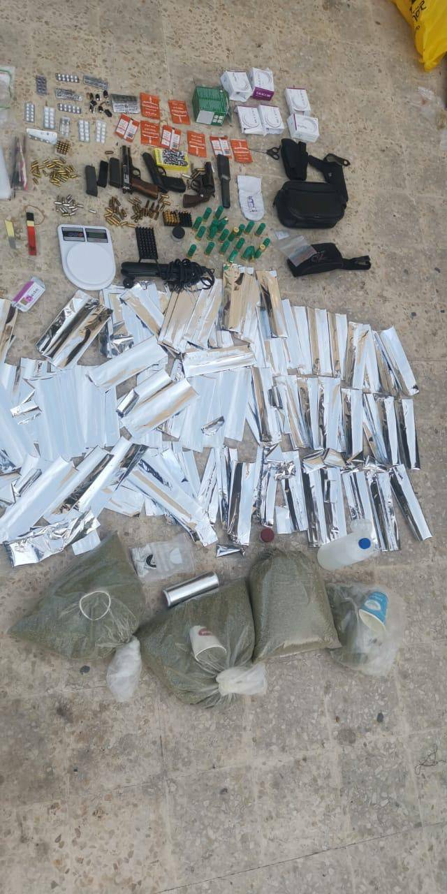 إدارة مكافحة المخدرات تُنفذ حملة أمنية على مروجي المواد المخدرة في محافظة الزرقاء،وتلقي القبض على تسعة مروجين وبحوزتهم كميات من المواد المخدرة.