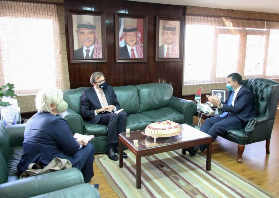 وزير المياه والري والسفير السويسري  يبحثان استكمال البرنامج الوطني لمواجهة خطر الفيضانات