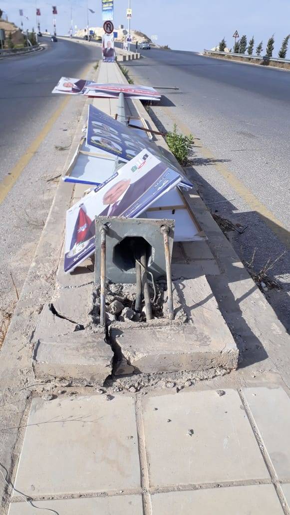 صور المرشحين في البلقاء تتسبب بسقوط أعمدة الإنارة