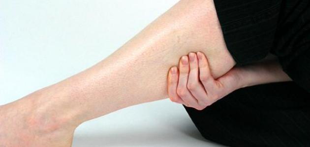 ما أسباب الشد العضلي في الساق أثناء النوم