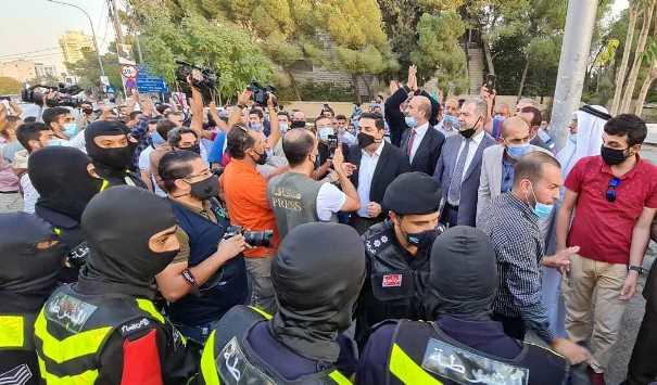 الأردنيون يحتجون قرب السفارة الفرنسية