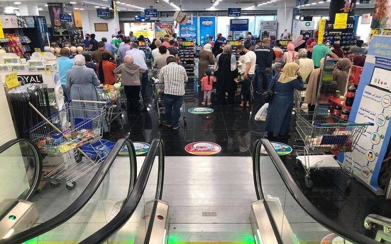 ازدحامات في الأسواق قبيل سريان الحظر