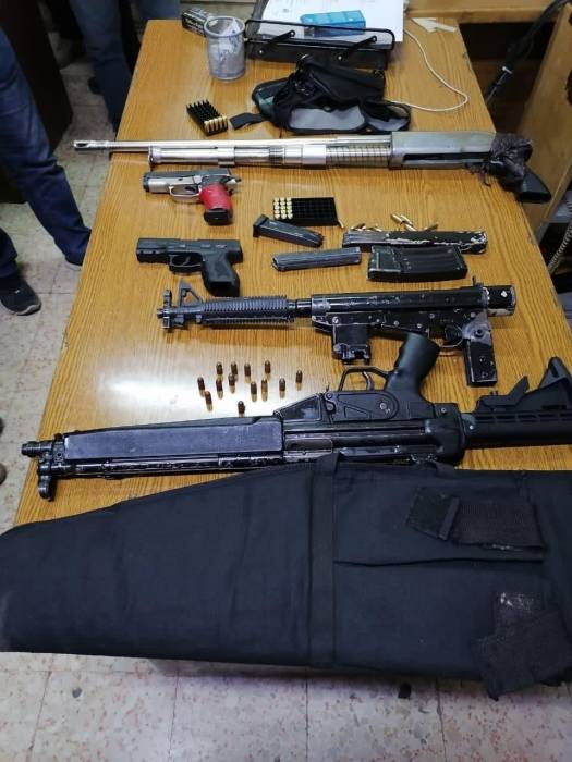 الأمن العام:القبض على ثلاثة  أشخاص بحوزتهم  أسلحة نارية في السلط