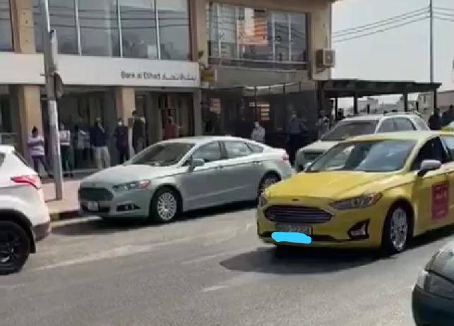 بالفيديو || عدد كبير من المواطنين أمام مختبر خاص لإجراء فحص فيروس كورونا في اربد