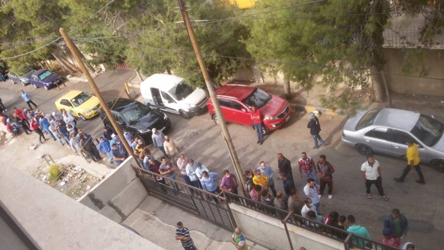 إصابة أغلب موظفي صحة الوافدين بكورونا .. وطوابير أمام المديرية