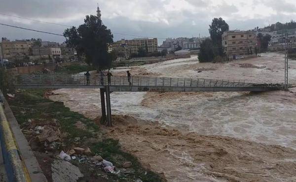 مياه الأمطار تحاصر أشخاصا في معان والحسا