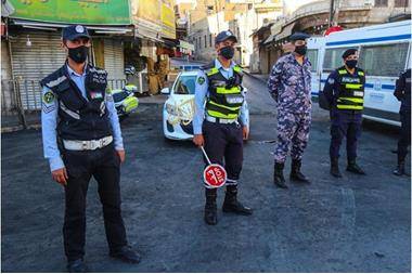شاهد .. اول مخالفة لمواطن لعدم ارتداء الكمامة في الاماكن العامة (صورة)
