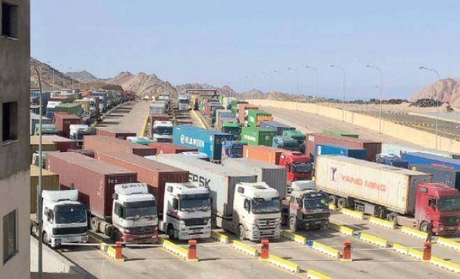 مئات الشاحنات عالقة بين الأردن وسوريا