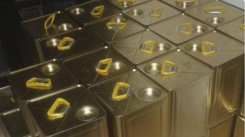 الغذاء والدواء تضبط (٢٠٠) تنكة زيت زيتون مغشوش و تحبط محاولة تعبئة (٨٥٠) تنكة فارغة بالزيت المغشوش في اربد