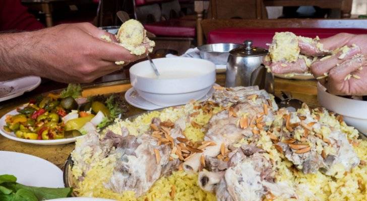 مسؤول ملف كورونا في الأردن يُعلق على تناول المنسف .. ماذا قال؟