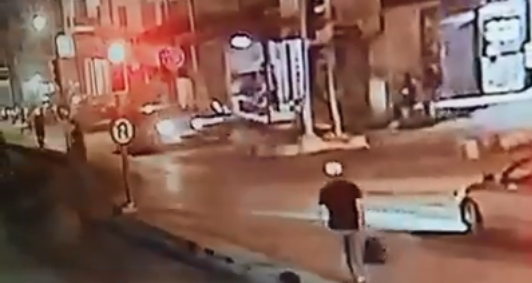 بالفيديو .. سائق يدهس 3 مواطنين اثناء مسيره بعكس اتجاه السير في جرش