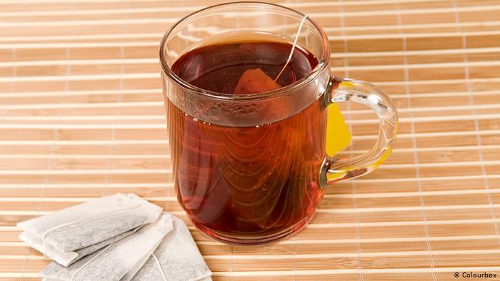 استاذ جامعي أردني يرشق زميله بالشاي