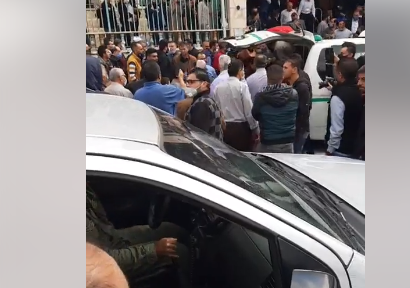 شاهدوا بالفيديو .. مراسم تشييع و صلاة الجنازة على الراحل يحيى السعود و شقيقه بث مباشر