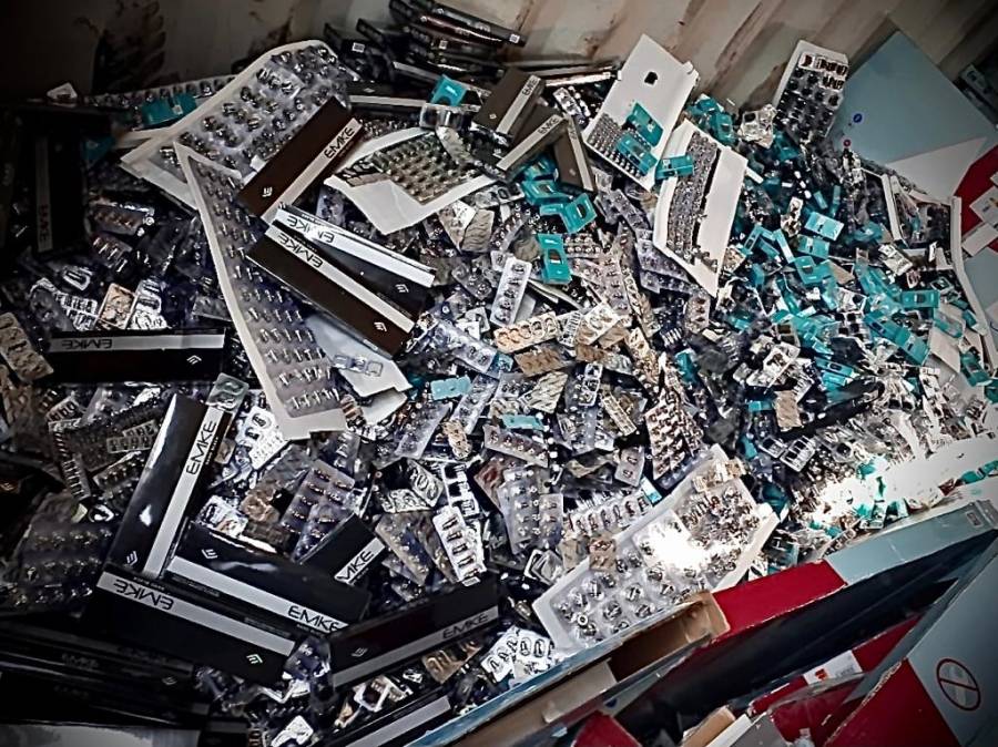 الجمارك الأردنية تحبط تهريب لوازم أراجيل وسجائر إلكترونية.. صور وفيديو