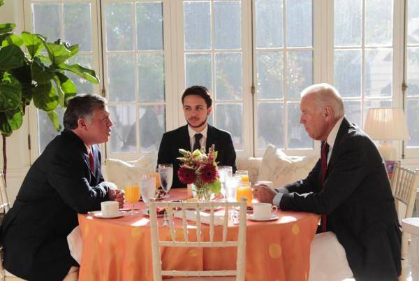 ما قصة الصور التي تجمع الملك وولي العهد بالرئيس الأمريكي المنتخب جو بايدن؟!