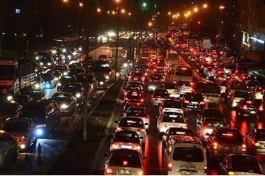 ازدحامات خانقة قبل الحظر الشامل