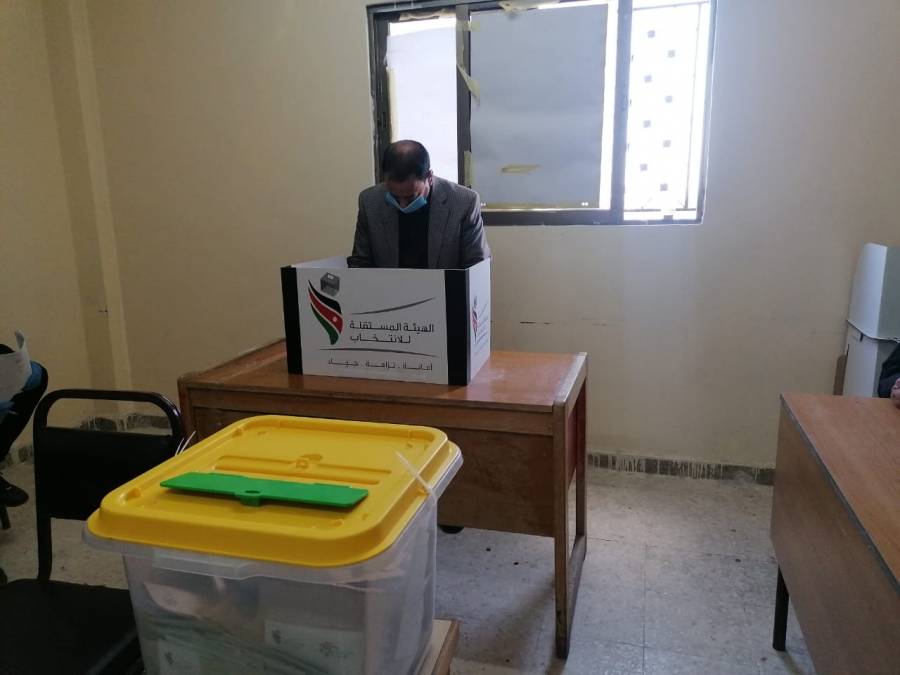 المواطنون يدلون بأصواتهم في ذهيبة الدهام... صور