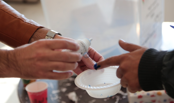 عاجل : أقارب مرشحة في ثالثة عمان يمنعون الناخبين من الاقتراع قبل تأكيدهم بالتصويت لها